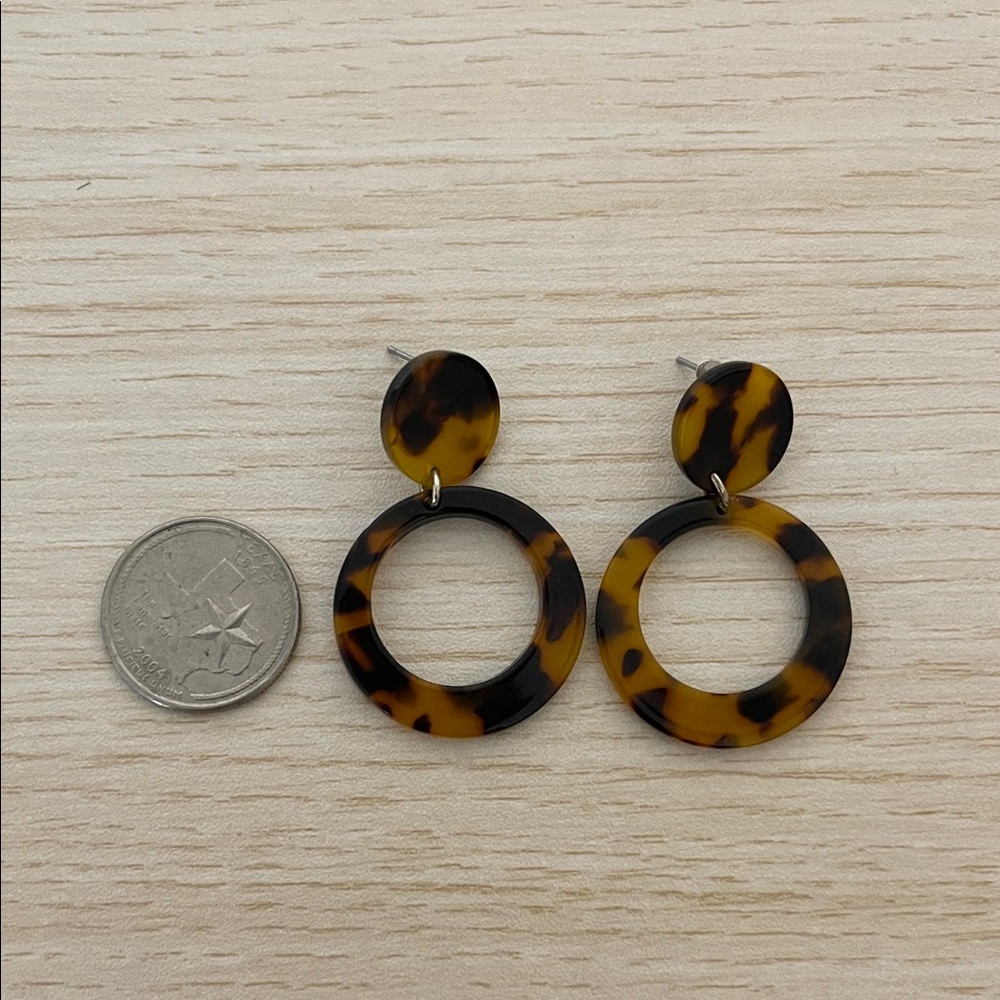 H&M Tortoise Shell Patterned Hoop Earrings - Picture 2 of 2